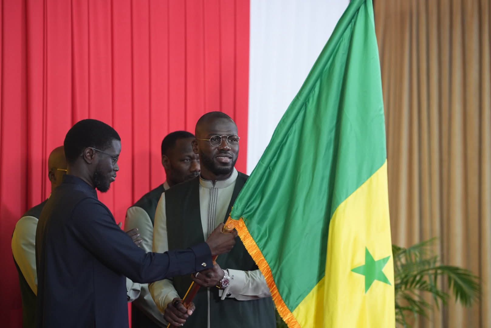 Diomaye remet le drapeau aux Lions avant leur départ pour le Mondial