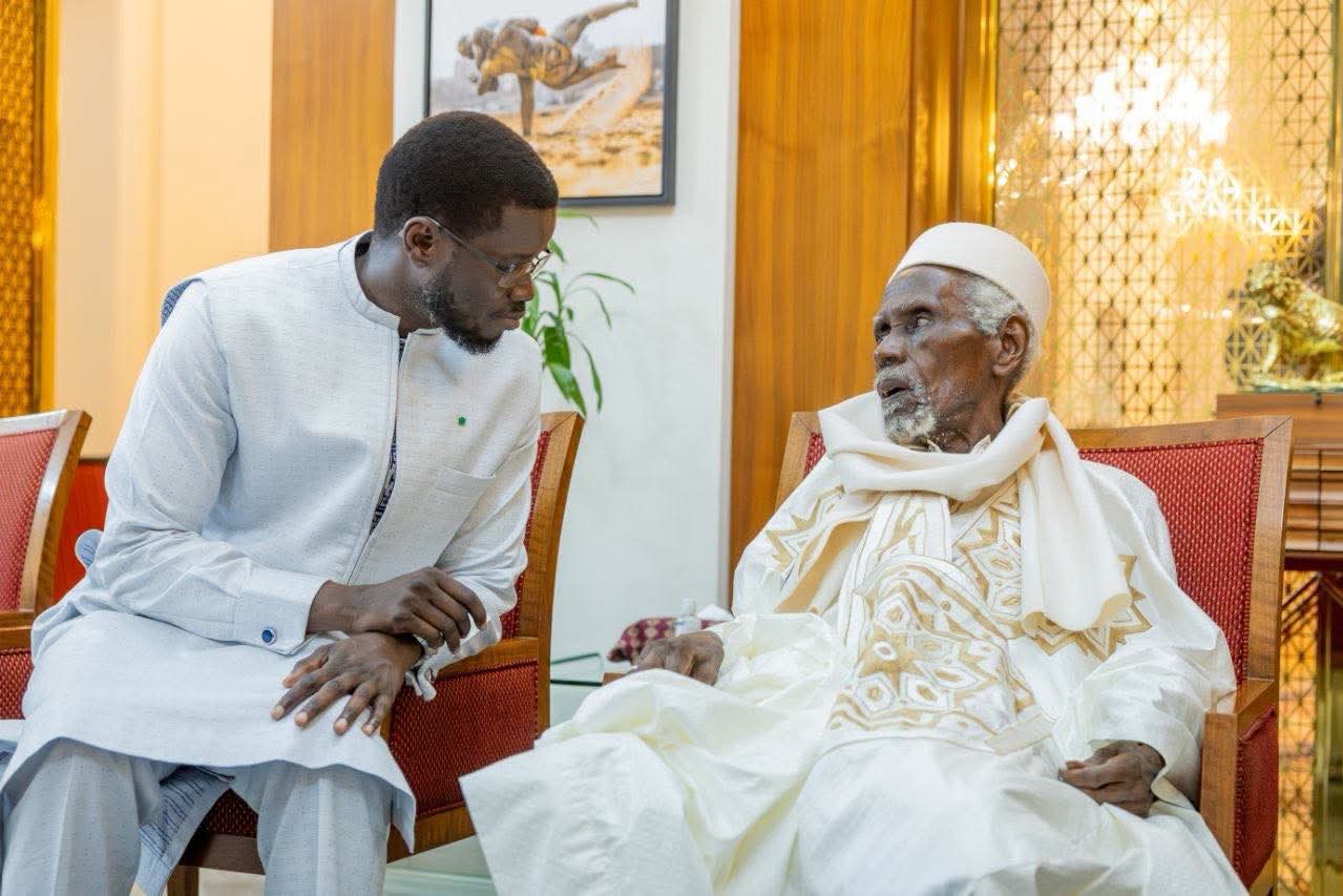 Palais : Bassirou Diomaye Faye reçoit le Khalife général de Darou Salam Chérif 9 Palais : Bassirou Diomaye Faye reçoit le Khalife général de Darou Salam Chérif
