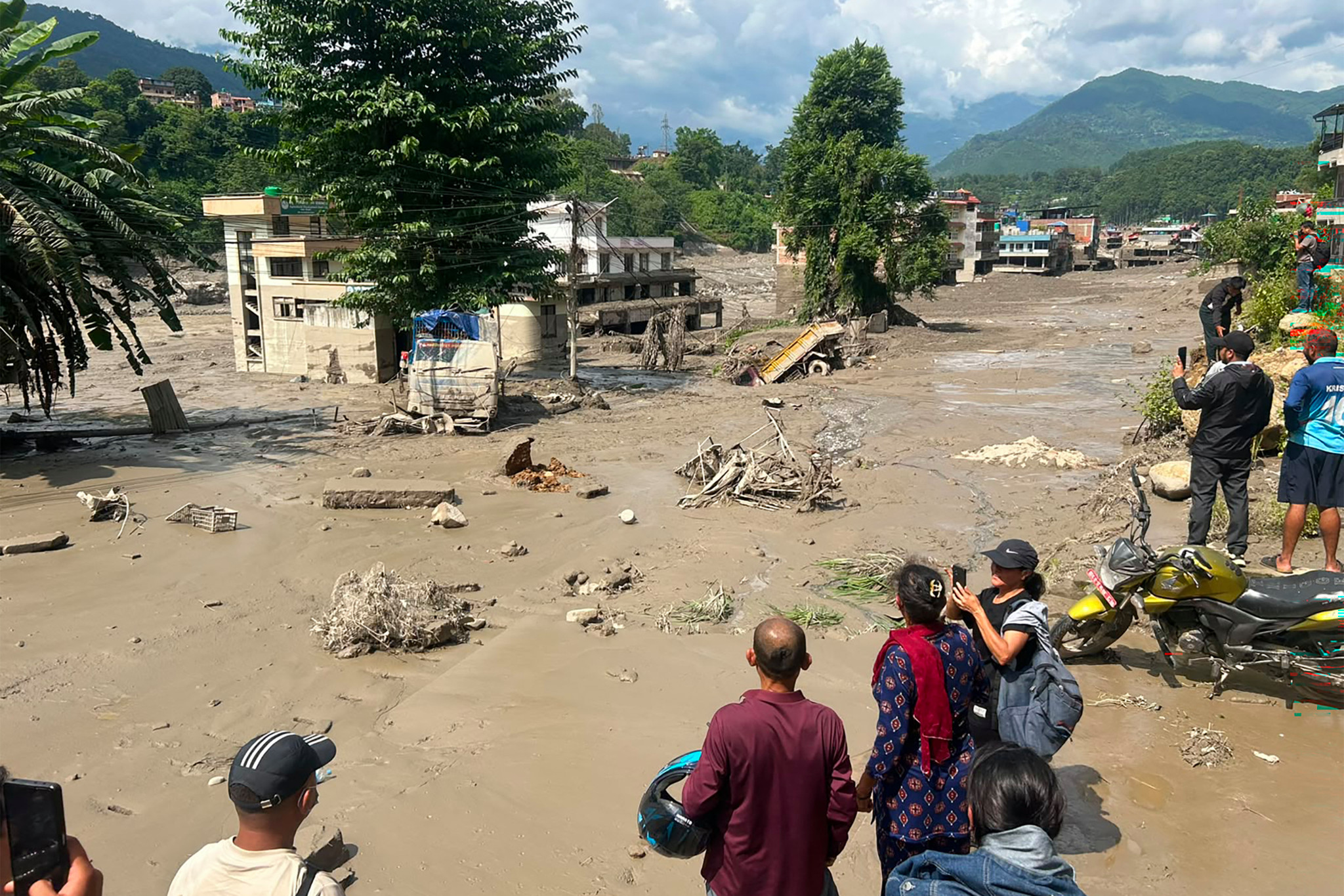 Crue dévastatrice au Népal et au Tibet : Le dernier bilan s’approche des 400 morts 24 Crue dévastatrice au Népal et au Tibet : Le dernier bilan s’approche des 400 morts